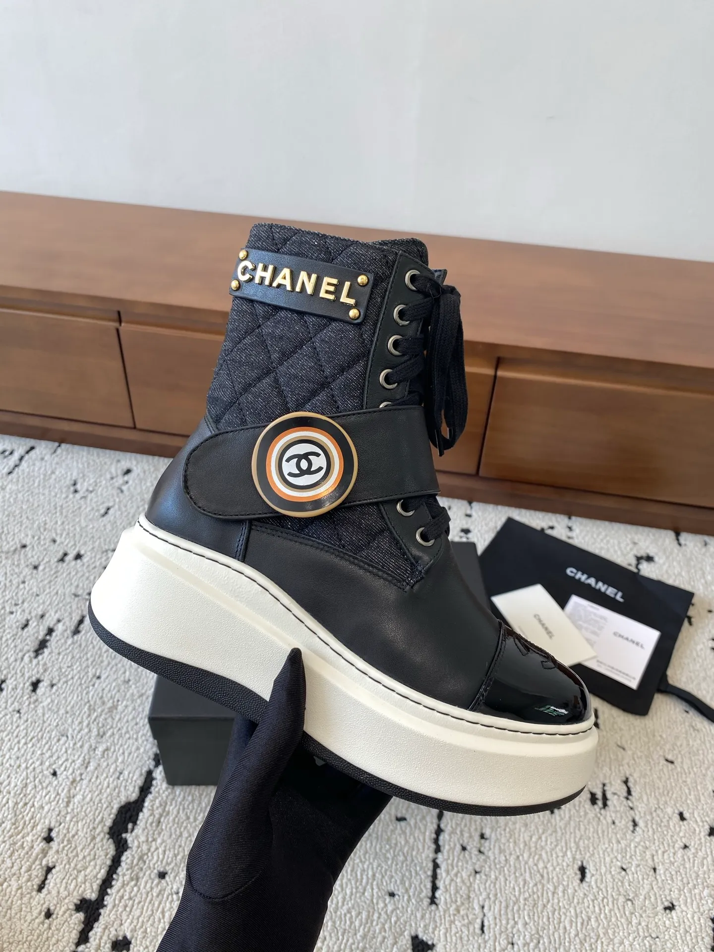 👟👟Ex-factory price 760👟👟 CHANEL 2025s autumn and winter series thick-soled short boots, made of imported cowhide, with an additional height of 5cm to show leg length. The boots follow Chanel's classic rhombus pattern, and add this year's popular sun buckle. Xiao Meimei likes it especially. This is Chanel's hot style for autumn and winter this year. With the traditional inner zipper, it is easy to put on the feet and super comfortable. It is a must-have for this autumn and winter. Upper material: imported cowhide with rhombus microfiber, washed denim ❤︎ Consistently authentic ❤︎ Outsole: original Italian TPU foam outsole Number of yards: 35-40 (Customized size 40 is non-refundable and non-exchangeable) Buy now 👉 Buy now 👉 Buy now 👉 Buy now 👉